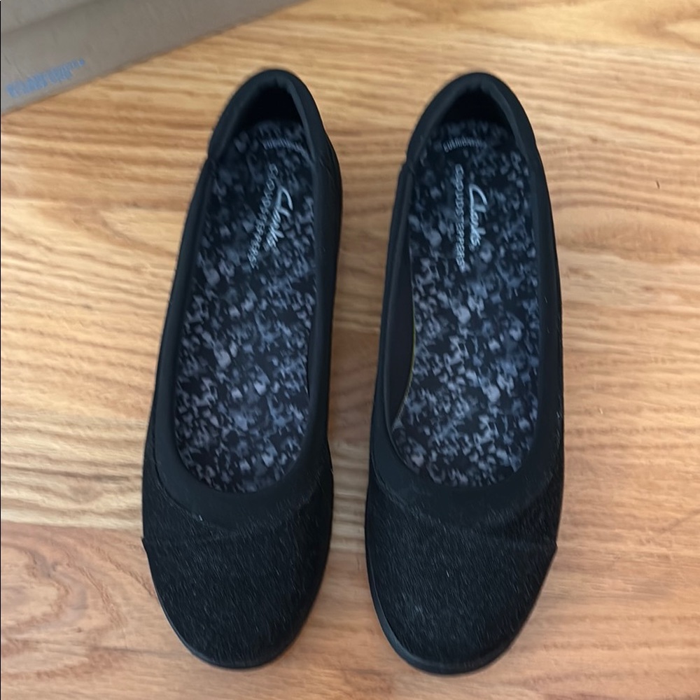 Clarks Women's Cloudsteppers Black Loafers - Picture 2 of 6